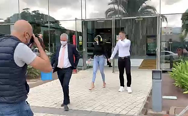 Aurah y Jesé, de la mano al salir de los juzgados