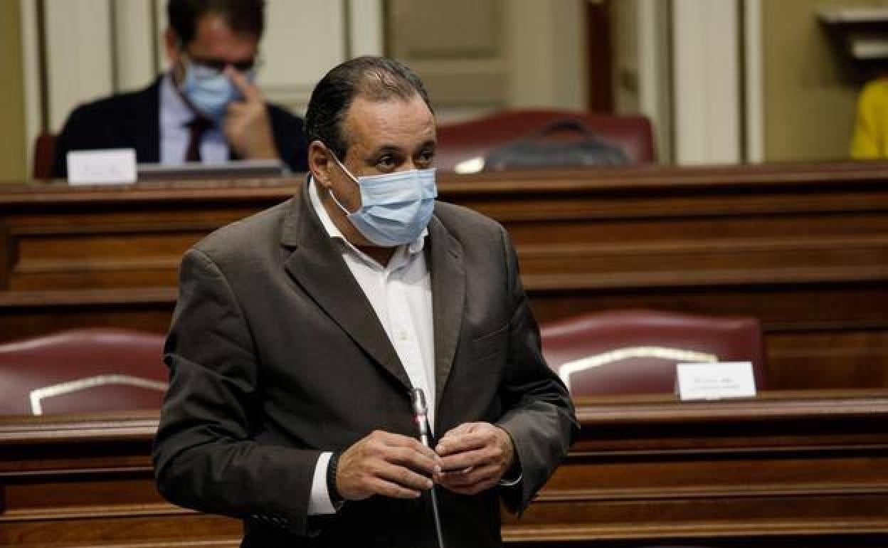 El consejero canario de Sanidad, Blas Trujillo, durante su intervención en el Parlamento. 