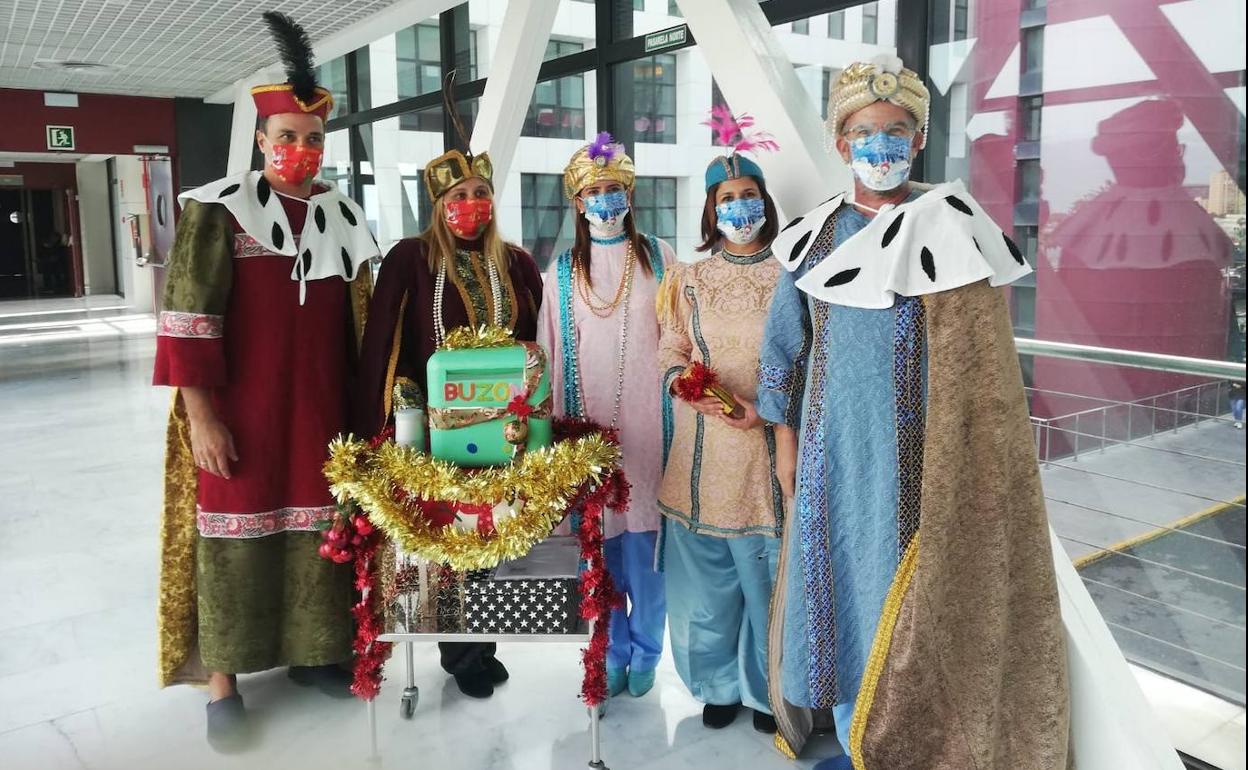Los pajes de los Reyes Magos de Oriente visitan el Materno