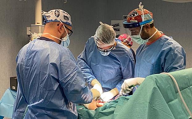 Hospitales Universitarios San Roque lidera una novedosa técnica de implante de cadera