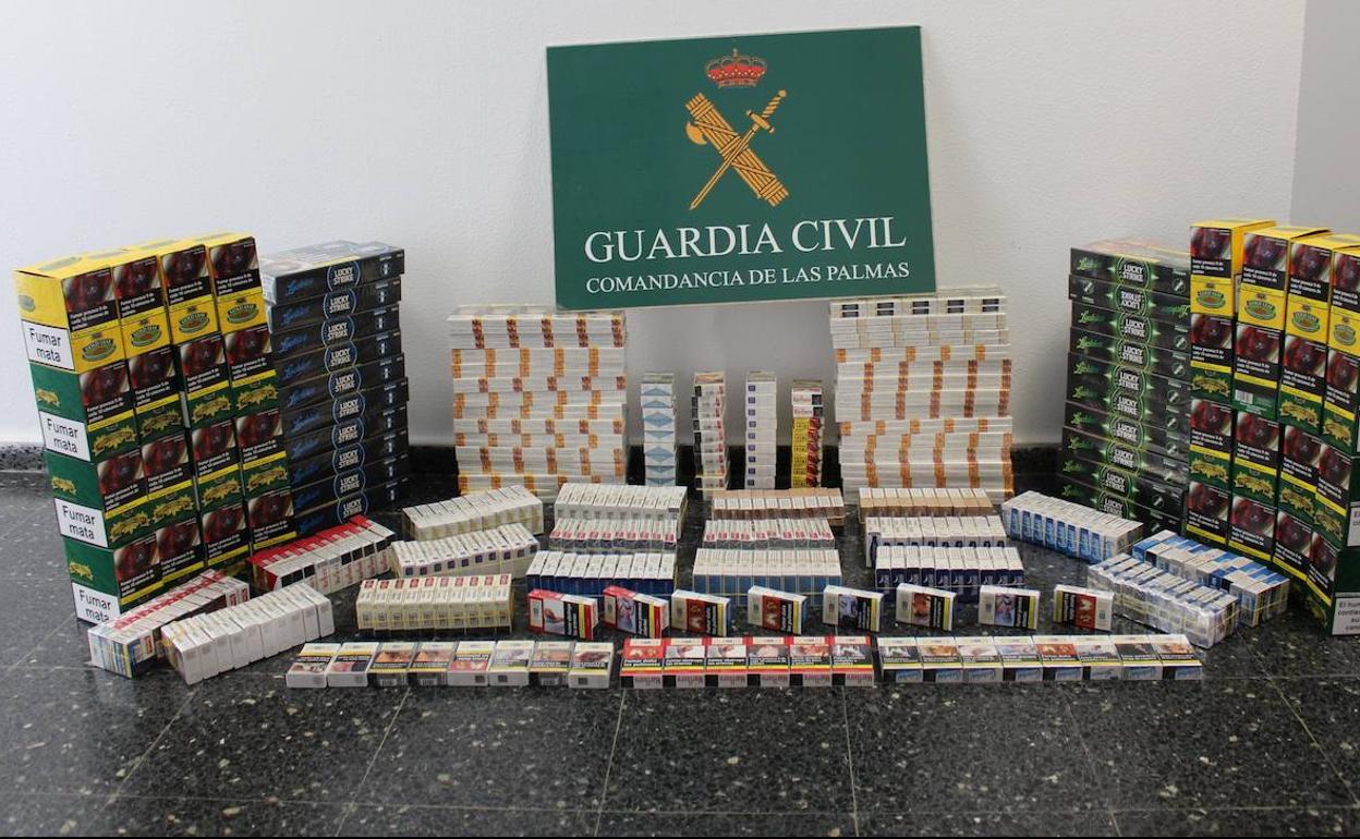 Hallan 2.046 cajetillas de tabaco en una furgoneta en el puerto de Agaete