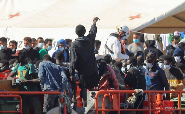 Una de las imágenes del muelle de Arguineguín durante el pasado mes, en plena crisis migratoria. 