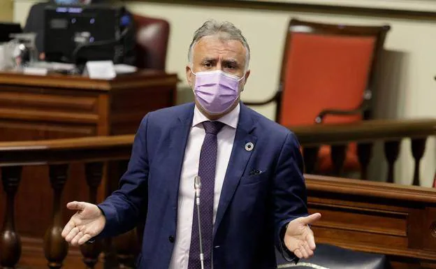 El presidente de Canarias, Ángel Víctor Torres, en el Parlamento. 