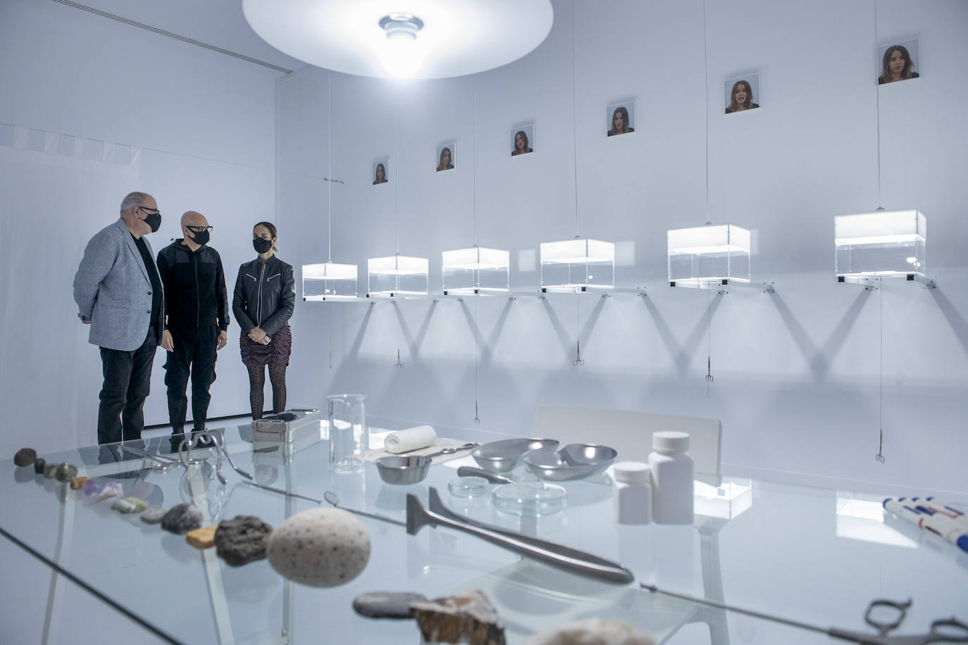 Orlando Britto y Guacimara Medina junto a Francis Naranjo. 