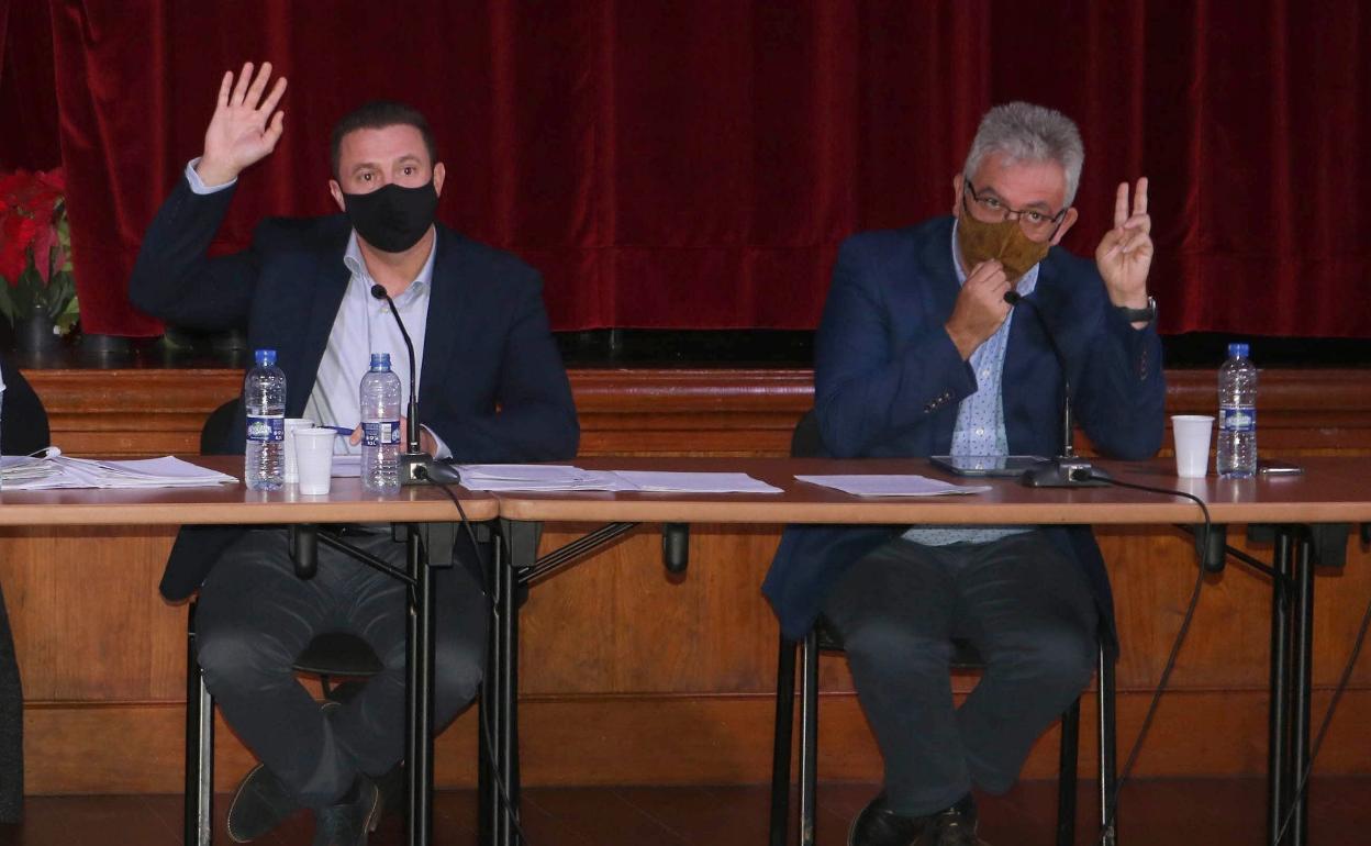 Óscar Noda, alcalde; y Ángel Domínguez, teniente de alcalde. 