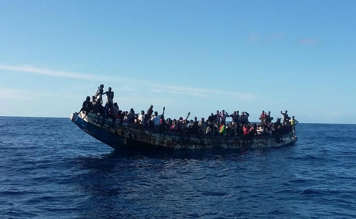 La mayoría de embarcaciones con inmigrantes que arriba a El Hierro llega con subsaharianos a bordo. Una embarcación de Salvamento junto a un cayuco. Un cayuco, en el puerto herreño. 