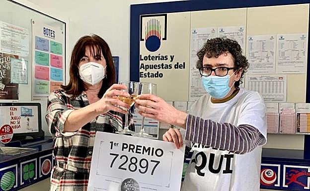 Benito Perdomo festejando en Haría, junto a su hermana Eloína, con abundancia de medios de comunicación, la venta del Gordo. 