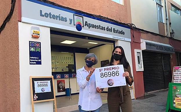 Hoy las trabajadoras de la administración en la calle Henry Dunant lucían el cartel del premio. 
