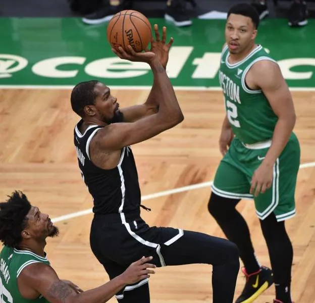Kevin Durant lanza a canasta en un partido de pretemporada entre los Nets y los Celtics. 