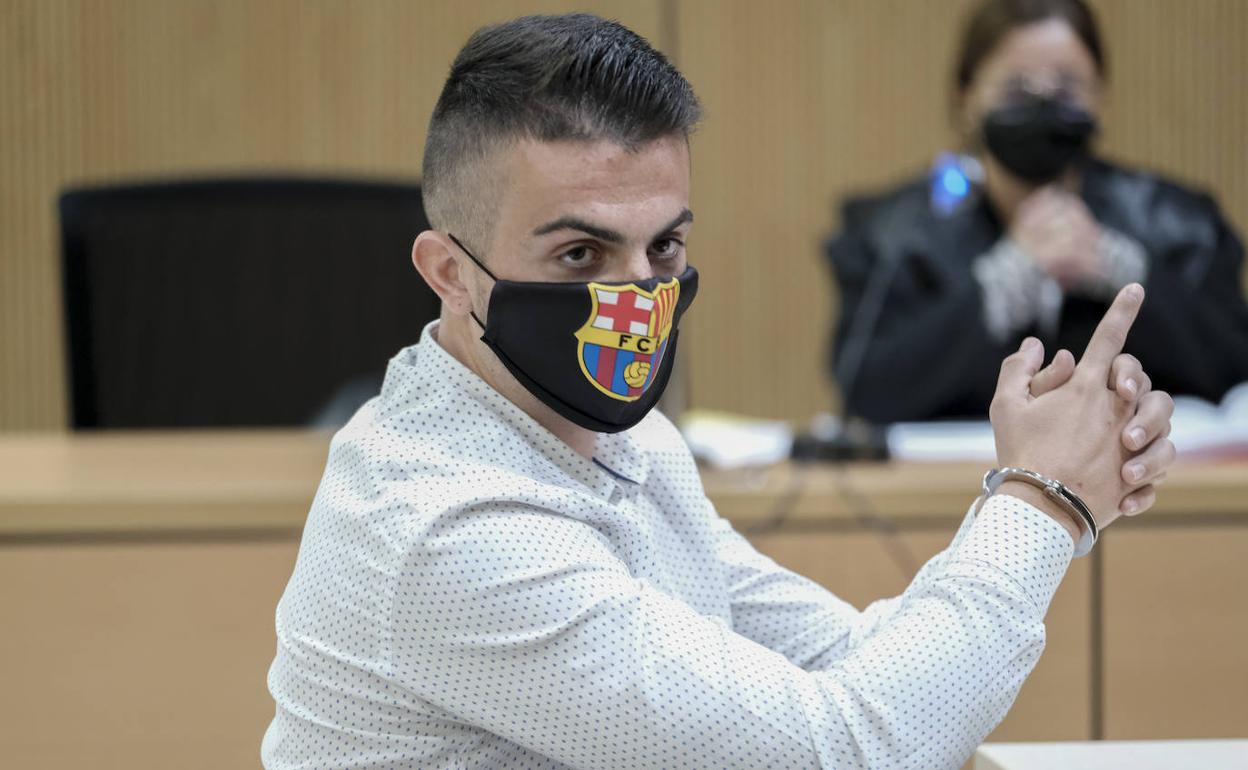 En la imagen, el acusado Rafael López Dominguez, esposado en el juicio. 