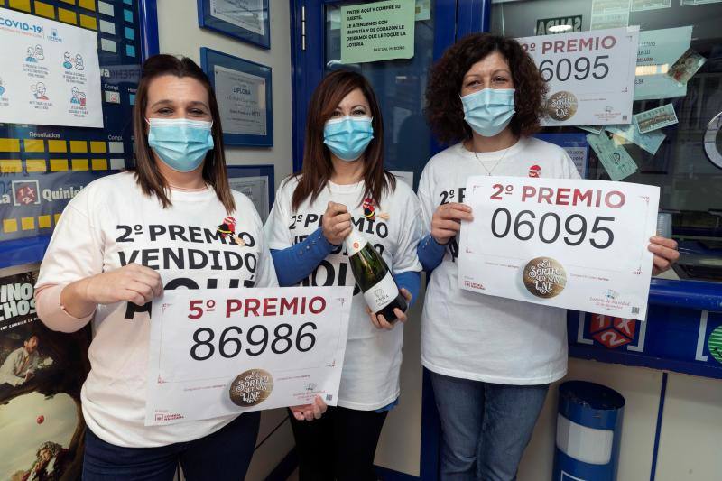 Las trabajadoras de la administración número 5 de Murcia (El Puente), María Ángeles Canóvas (d) Conchi Toledo (c) y Carmen Rodríguez (i), que han vendido diez décimos del número 6.095