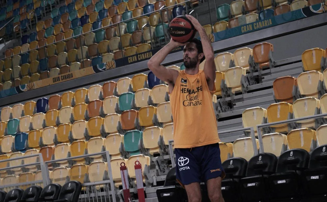 Javier Beirán lanza en la última sesión del Granca en el Arena antes de partir a Manresa. 