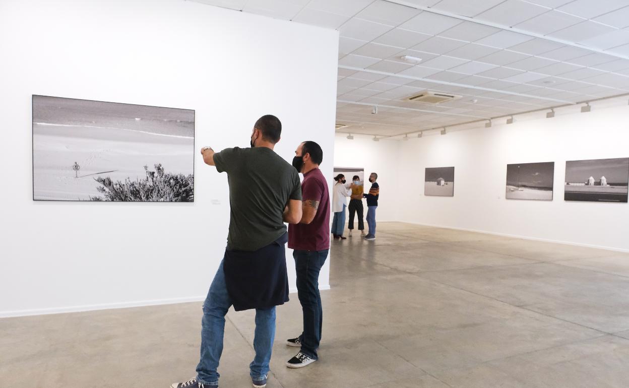 El fotógrafo explica la exposición a Andrés Briansó, consejero de Cultura. 