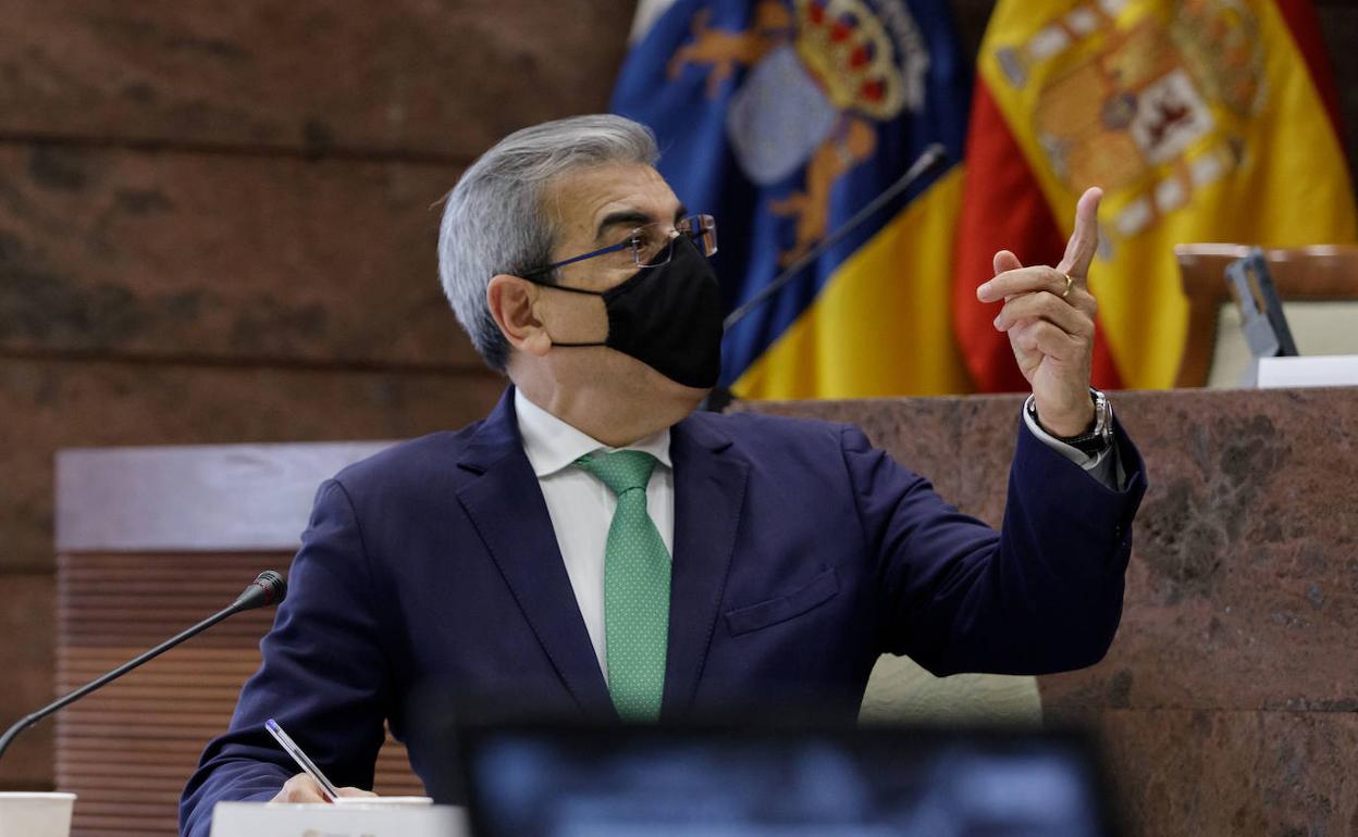 El vicepresidente del Gobierno canario y consejero de Hacienda, Presupuestos y Asuntos Europeos, Román Rodríguez