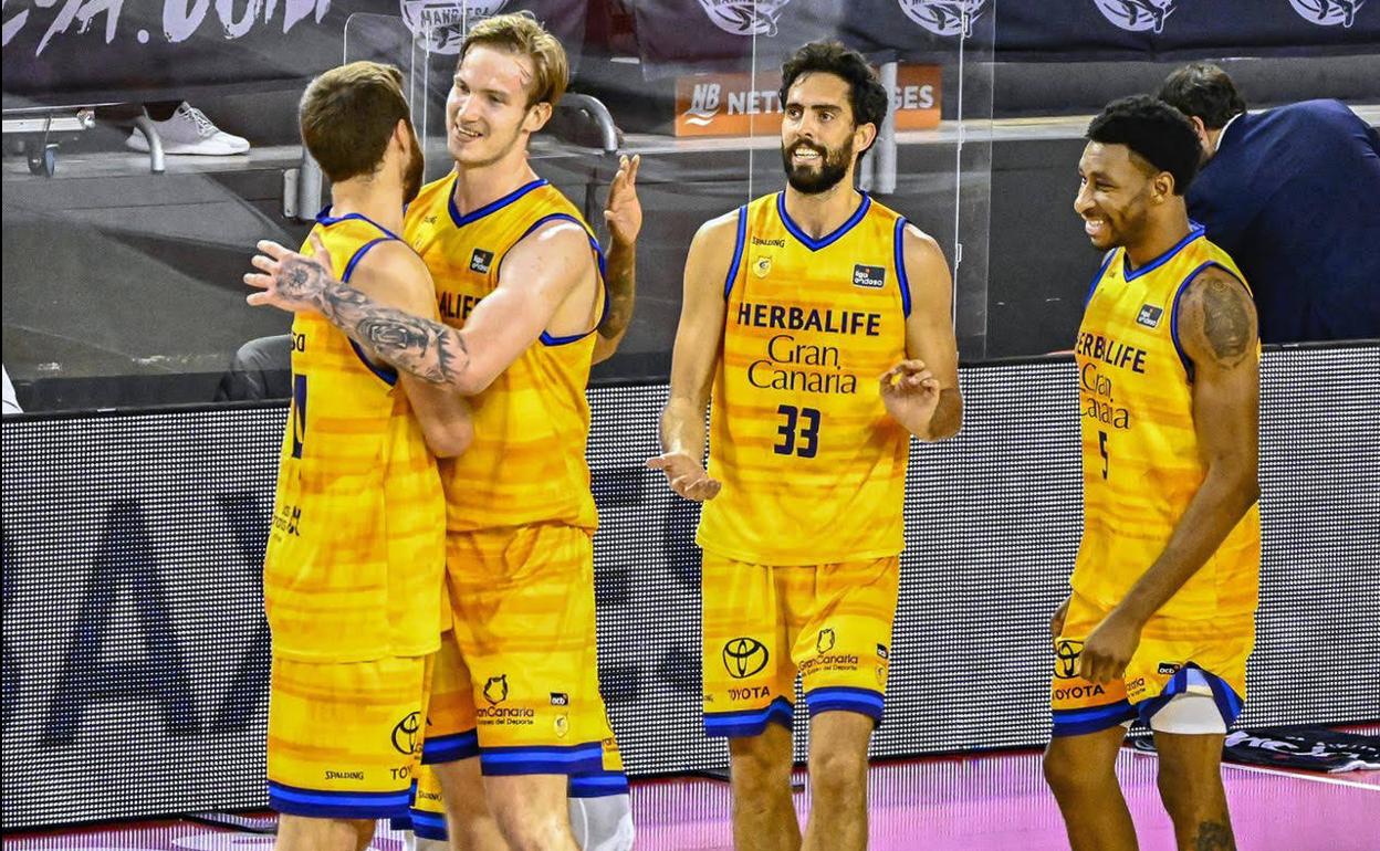 De izquierda a derecha, Shurna, Balcerowski, Beirán Okoye sonríen tras ganar en Manresa. 