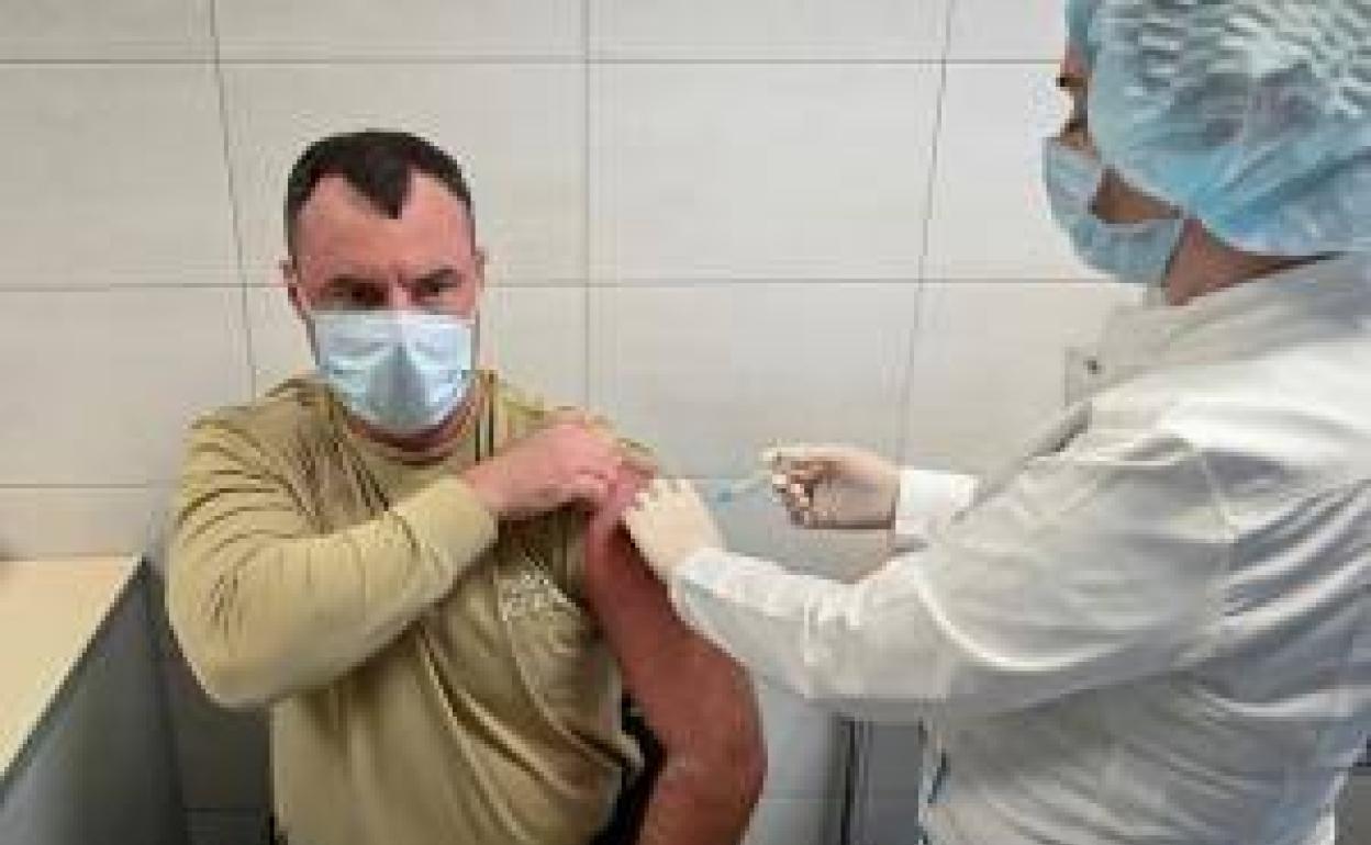 Un hombre se vacuna contra la covid-19 en la ciudad de Rostov.
