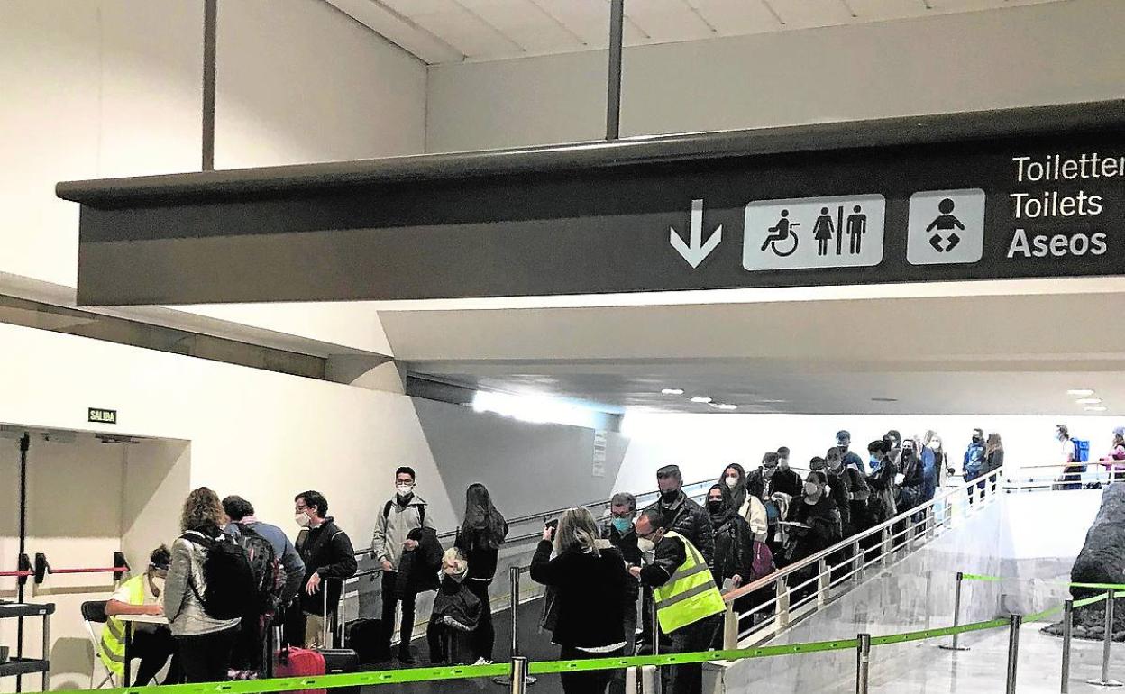 Viajerosn en el aeropuerto de Lanzarote en un control de entrada. 