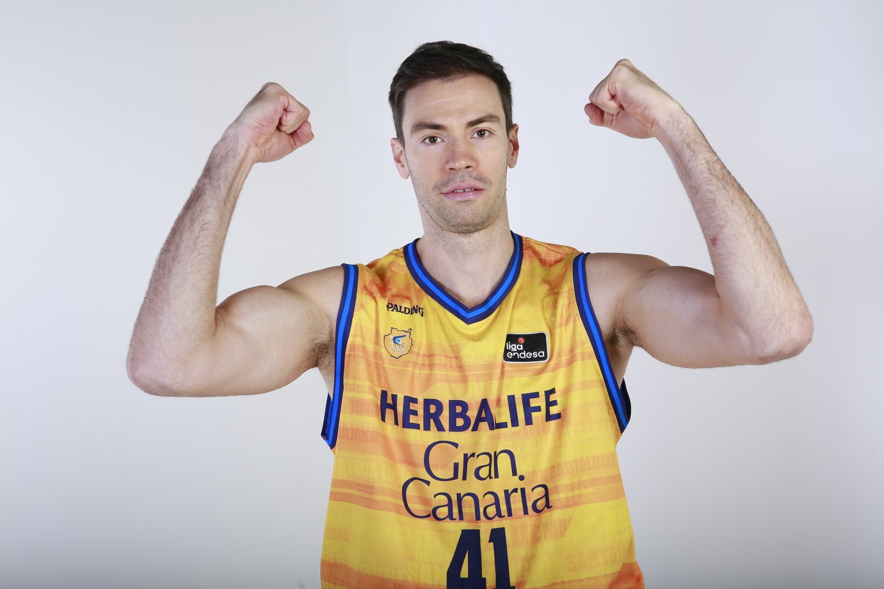 El pívot serbio Oliver Stevic celebra con los brazos en alto la reacción del Gran Canaria en una sesión de fotos para la Liga. 