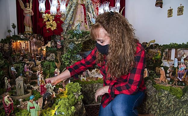 Juani Cabrera recoloca una de las figuras del belén. Son todas de gran calidad, traídas de una de las mecas del belenismo en España, la ciudad gerundense de Olot.