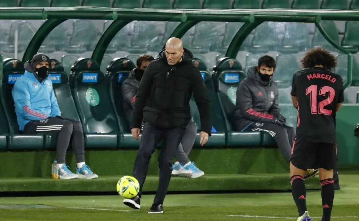 Zinedine Zidane controla el balón cerca de su banquillo. 