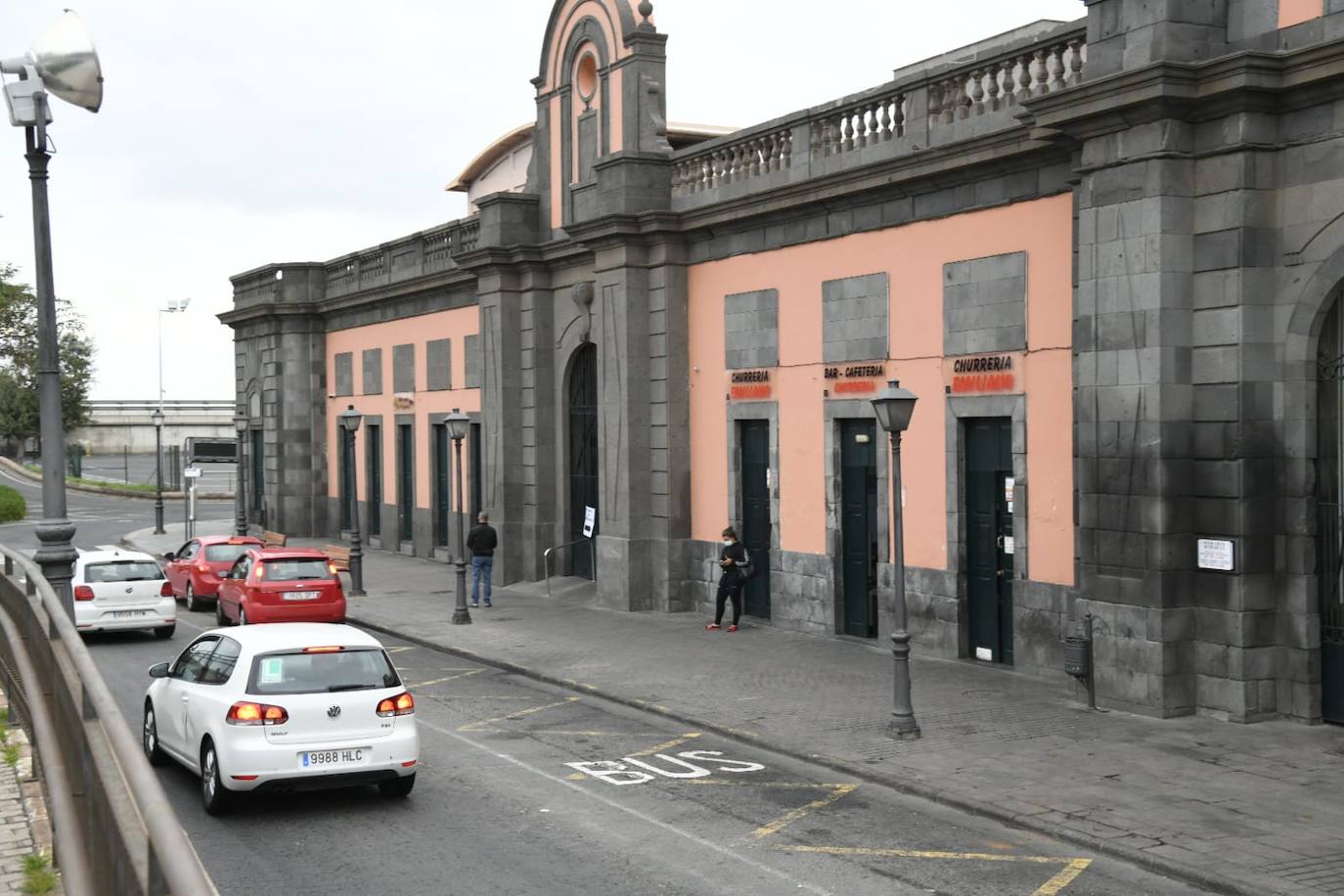 Guardando la distancia de seguridad en el Mercado de Vegueta.