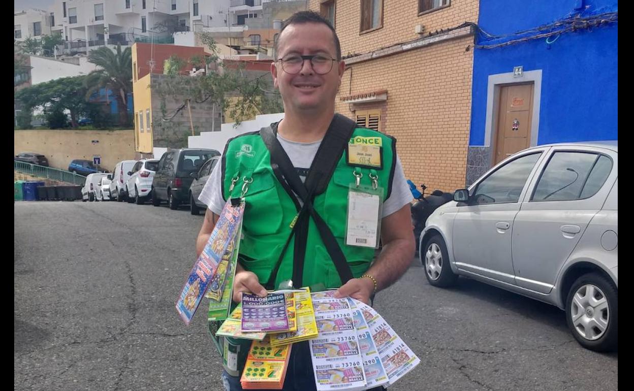 El vendedor Juan José Vega fue el encargado de reparir la suerte