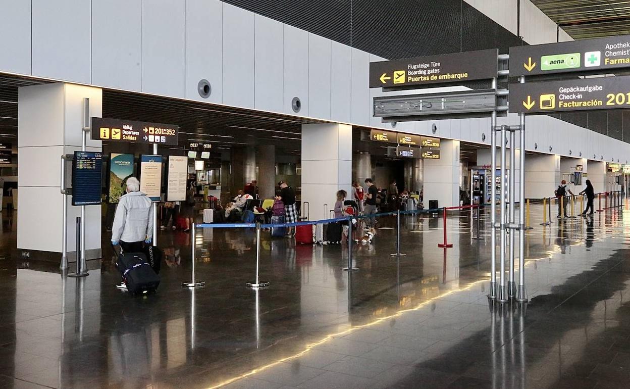 El turismo en Canarias teme una tercera ola de COVID-19 tras perder diez millones de visitantes en 2020