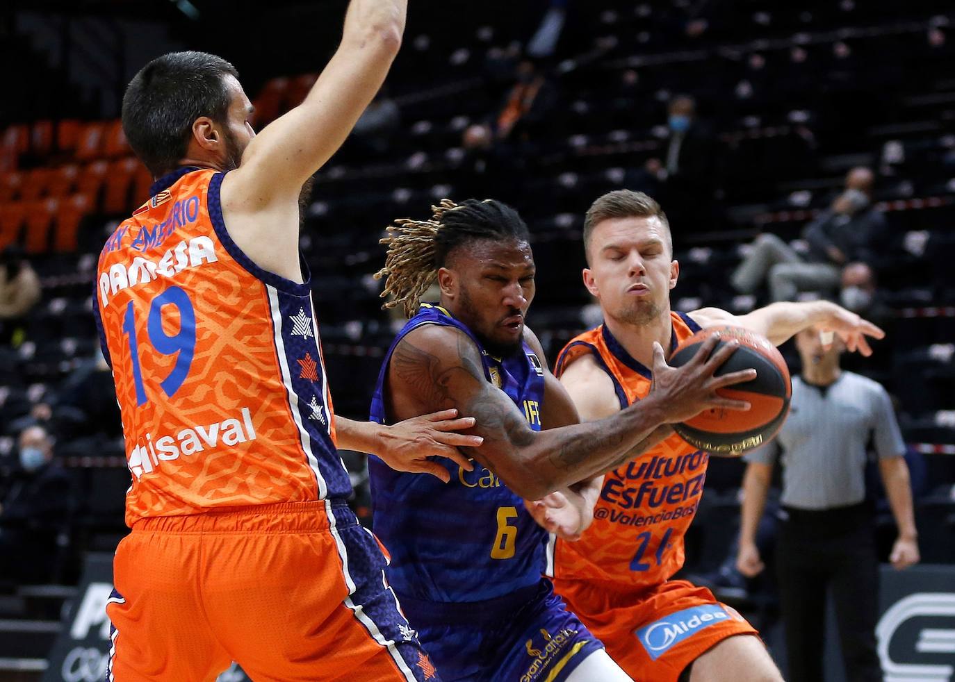 Albicy inicia la penetración al aro del Valencia. 