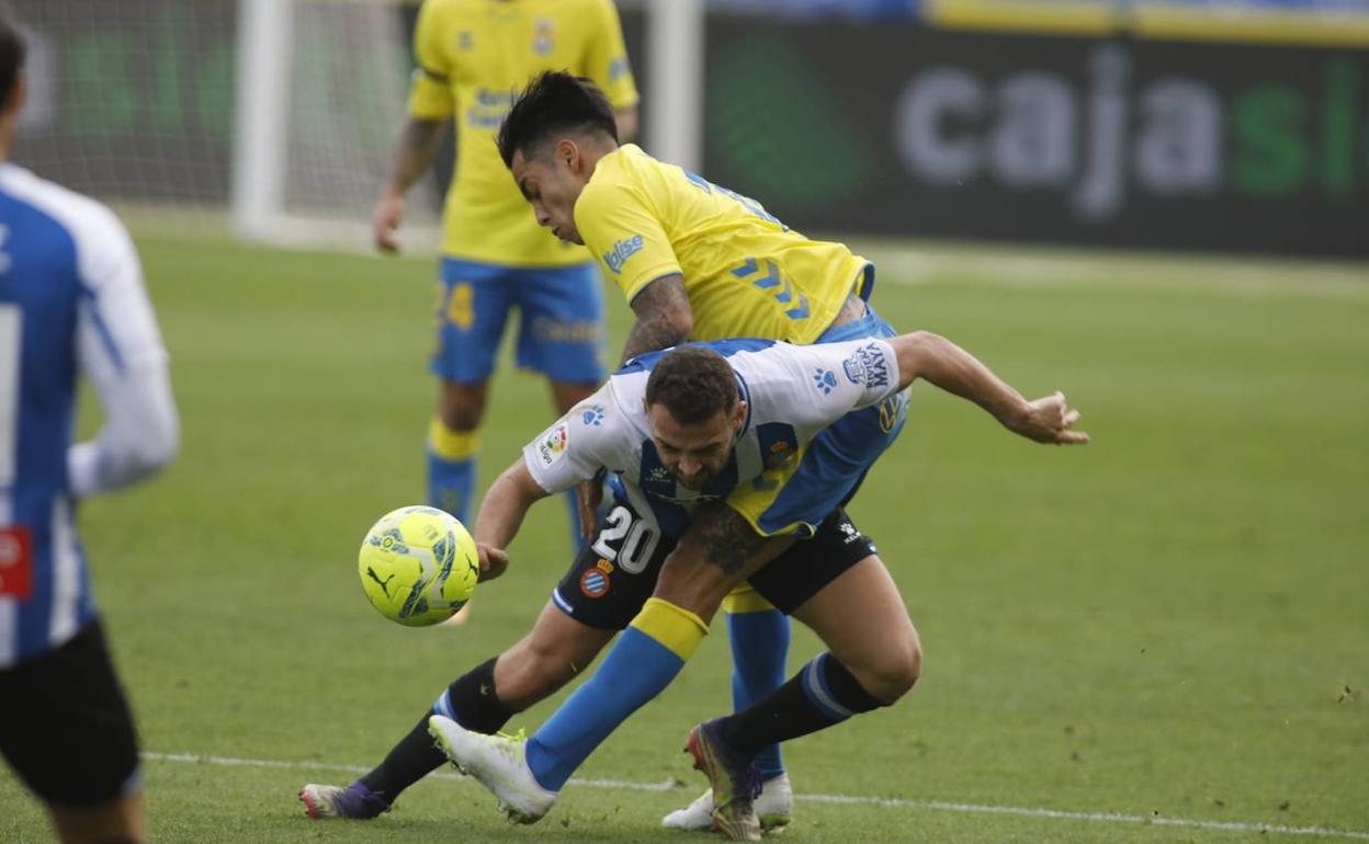 Araujo, que reaparecía tras su lesión, en pugna con Bare.