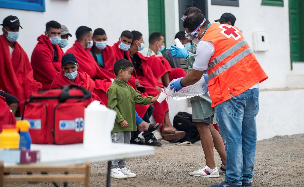 El Gobierno canario tutela a más de 2.400 menores inmigrantes no acompañados. En la imagen de archivo, un menor que llegó a Lanzarote. 
