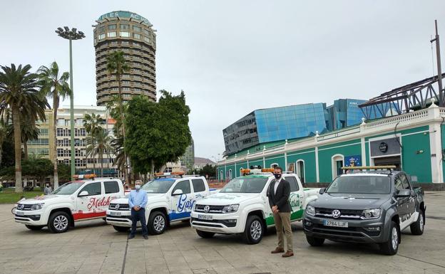 Albino Aneiros (Casa de Galicia) y Benigno Hernández (Domingo Alonso) presentan los coches de la comitiva real. 