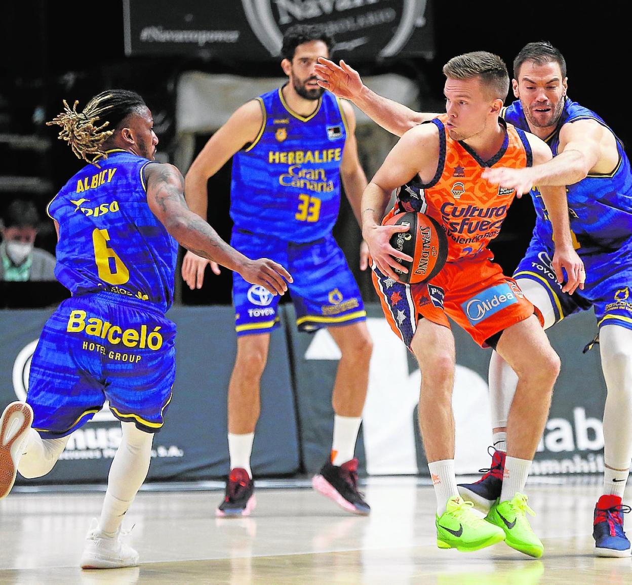 Albicy y Stevic presiona a Hermannsson durante el encuentro ante el Valencia Basket. 