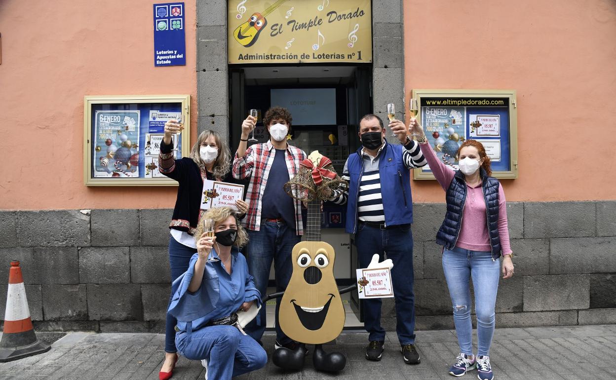 En la imagen, la administración El Timple Dorado celebra haber vendido un tercer premio. 