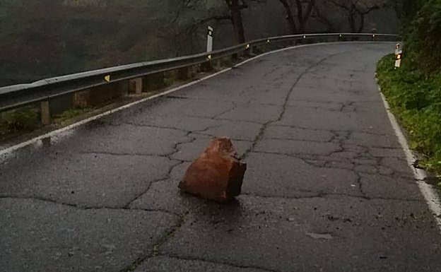 Imagen principal - Filomena deja desprendimientos en la carretera entre Temisas y Santa Lucía