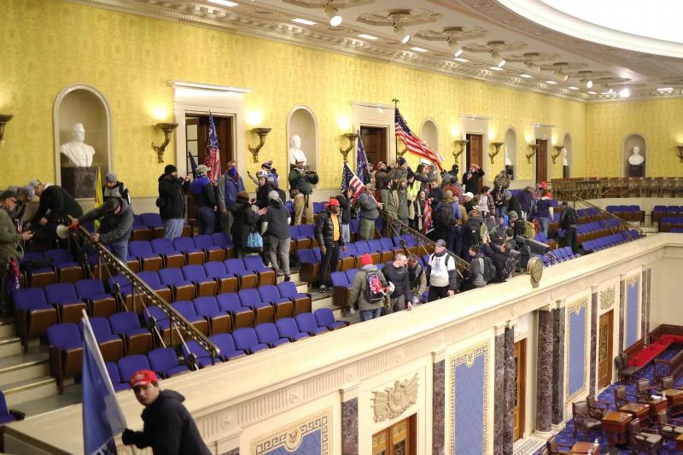 Los manifestantes ingresan a la Cámara del Senado 