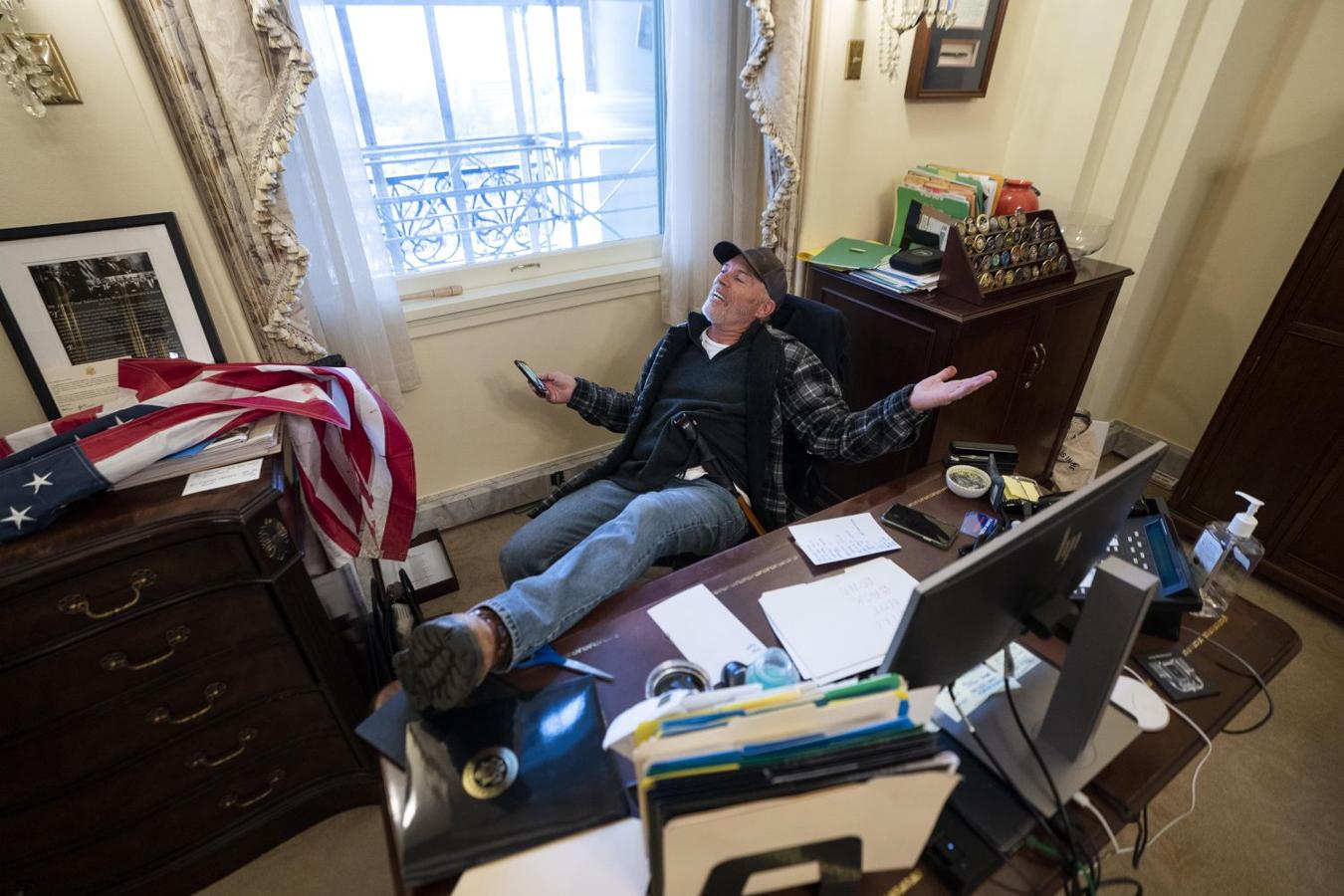 Un seguidor de Trump sentado en la oficina de Nancy Pelosi, tras el asalto al Capitolio