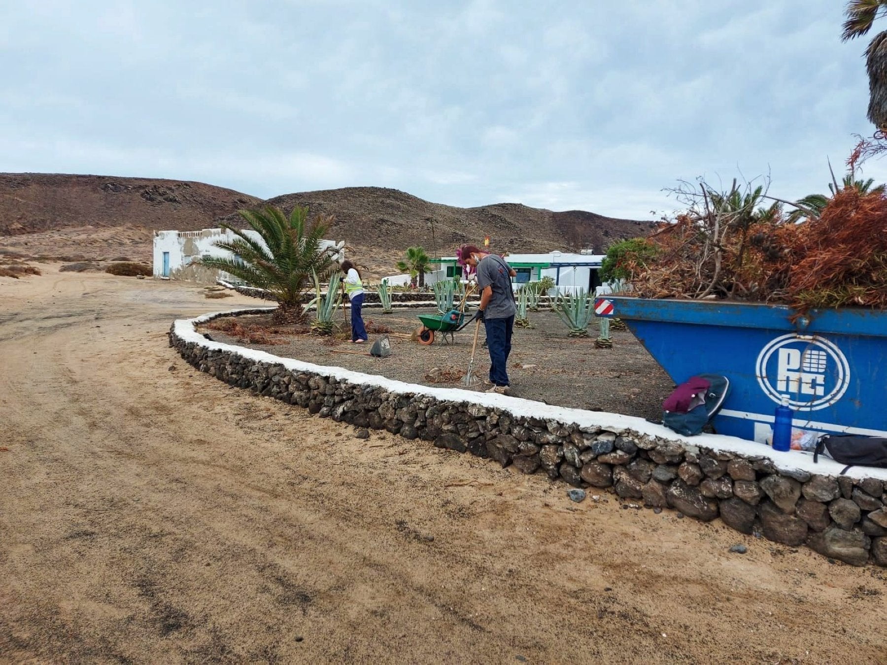 Foto de archivo de labores de limpieza en Caleta de sebo. 