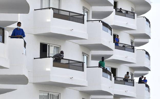 Madrid reconoce que no podrá desalojar los hoteles de inmigrantes a corto plazo