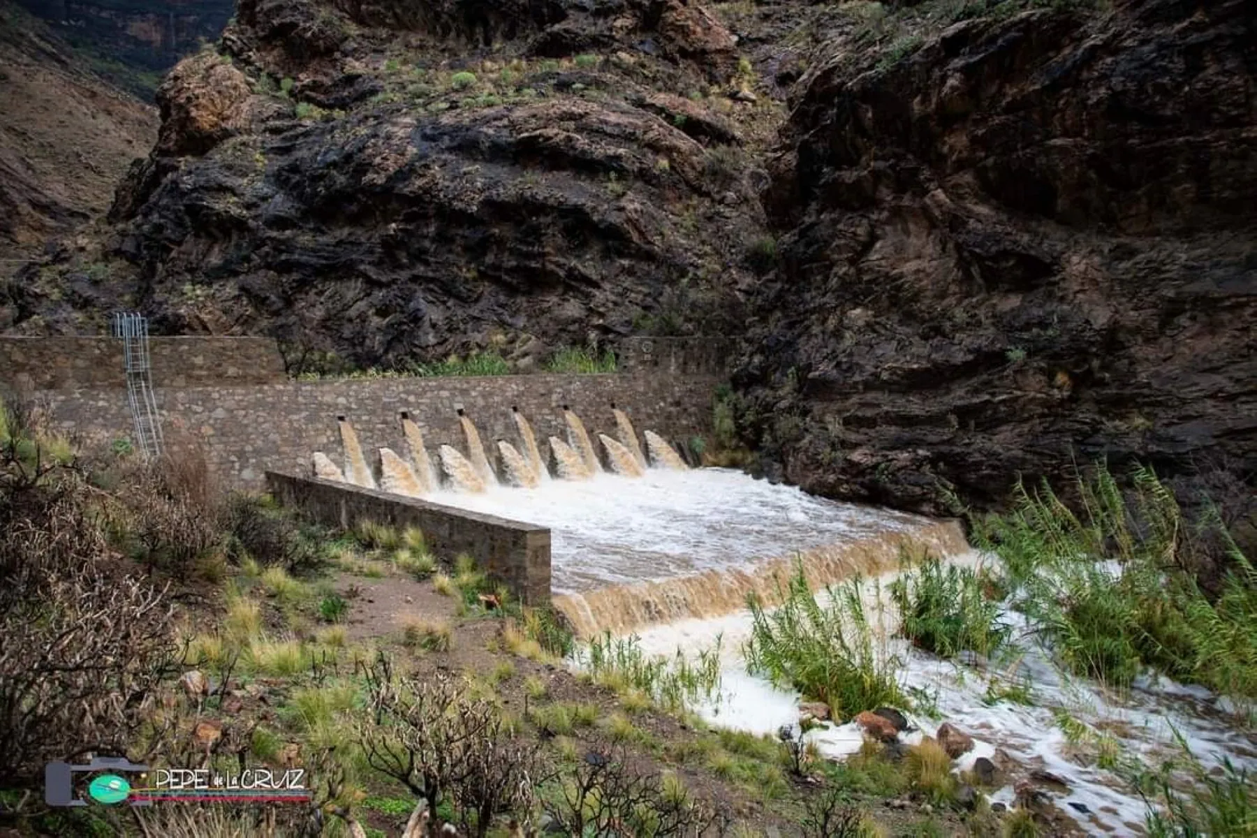 Espectacular imagen que recoge cómo entra el agua en una de las presas de La Aldea, de las más beneficiadas por Filomena. 