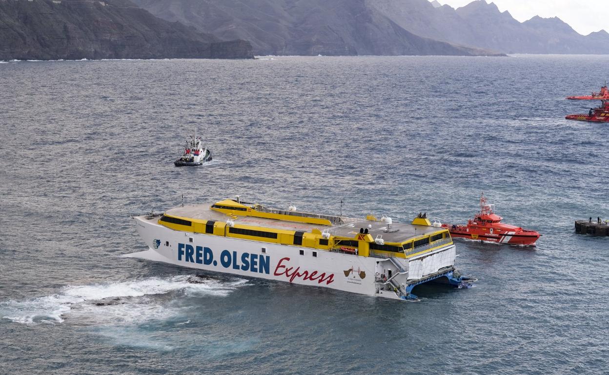 El fuel vertido se dispersa porque no hay barreras