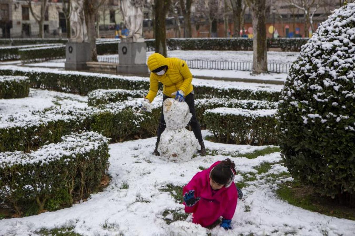 Gran nevada en los alrededores del Palacio Real y plaza de Oriente, en Madrid.