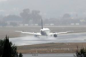Un avión en pista del aeropuerto de madrid, que permanece cerrado por las condiciones meteorológicas. 