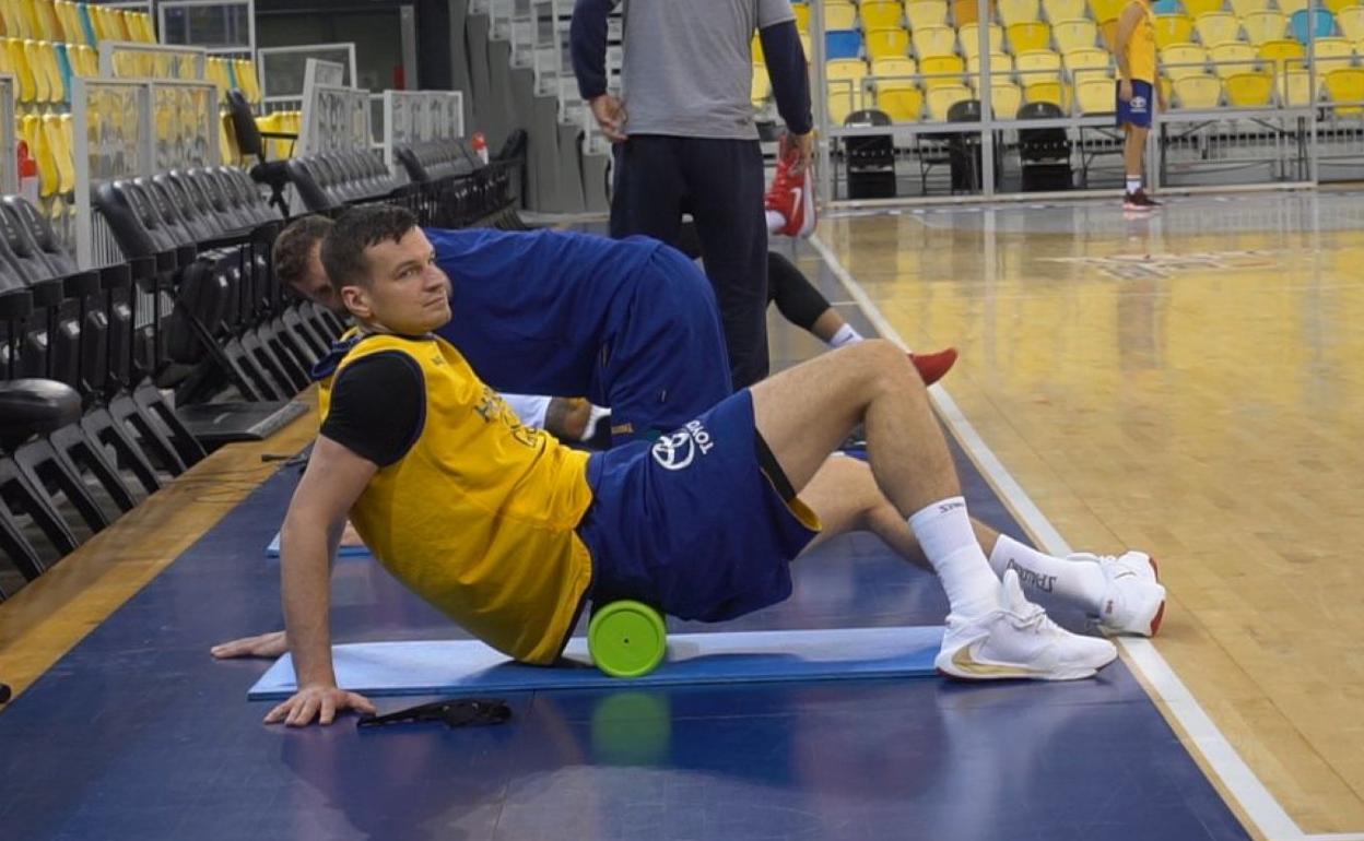 Dimsa realiza estiramientos en la última sesión amarilla antes del duelo ante la Penya. 