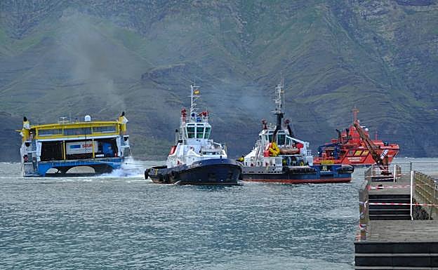 Imagen principal - Liberan el ferri en Agaete pero no lo consiguen llevar al muelle