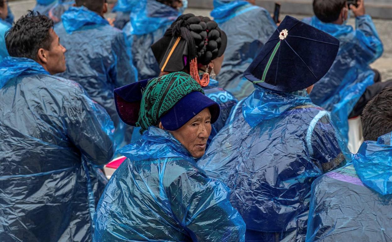 Varias personas asisten a una reunión de granjeros en Liangshan (China).