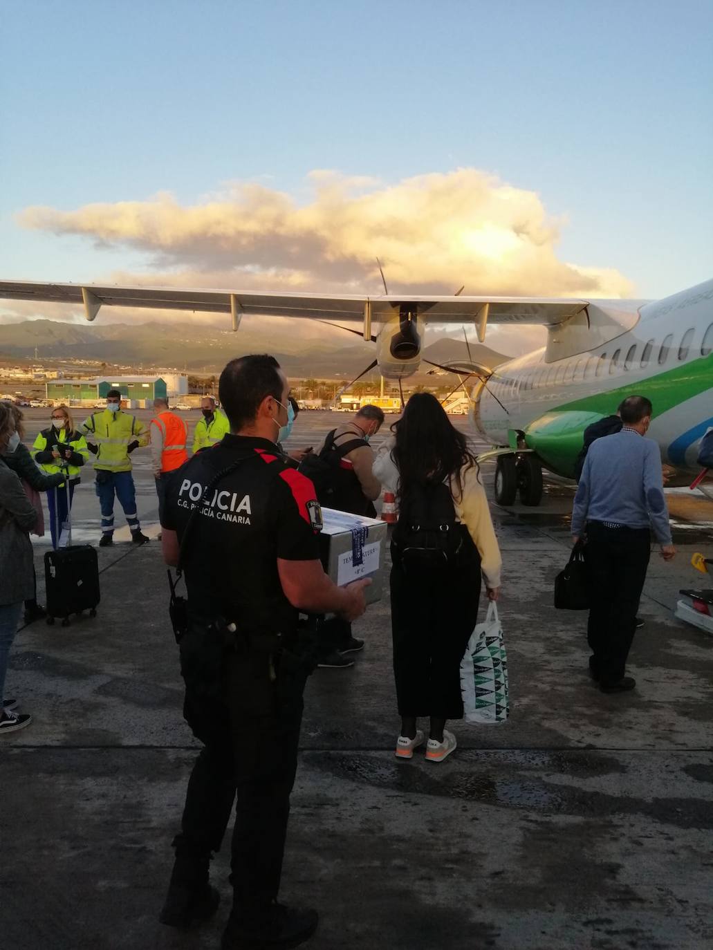 Fotos: Nuevo reparto de vacunas a las islas