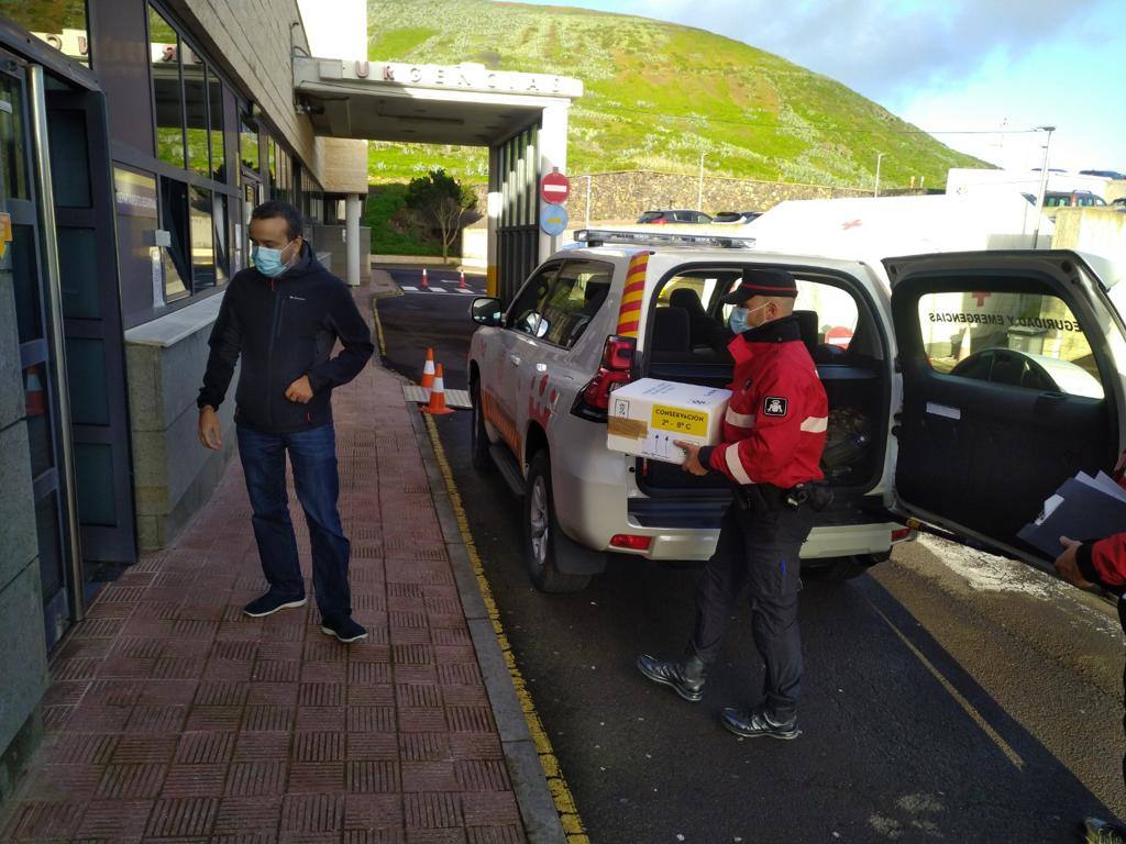 Fotos: Nuevo reparto de vacunas a las islas