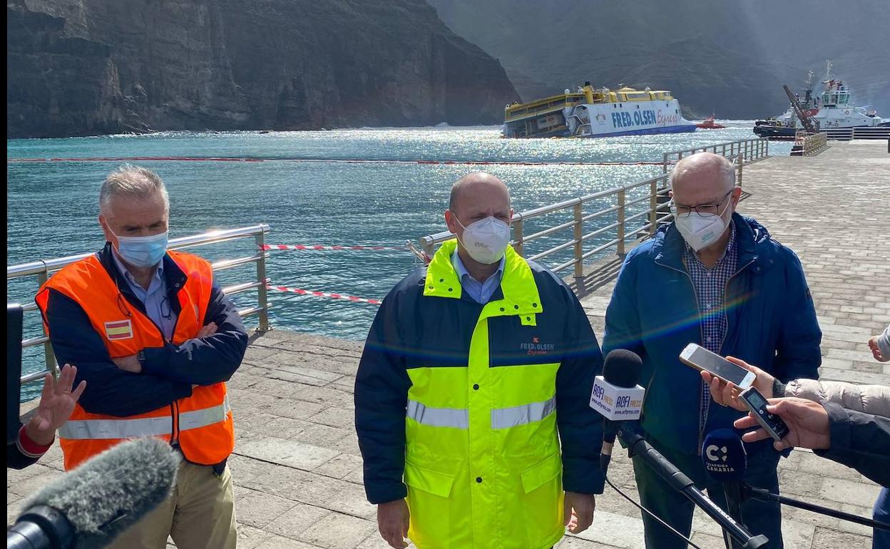 Responsables del trabajo de remolque del barco encallado. 