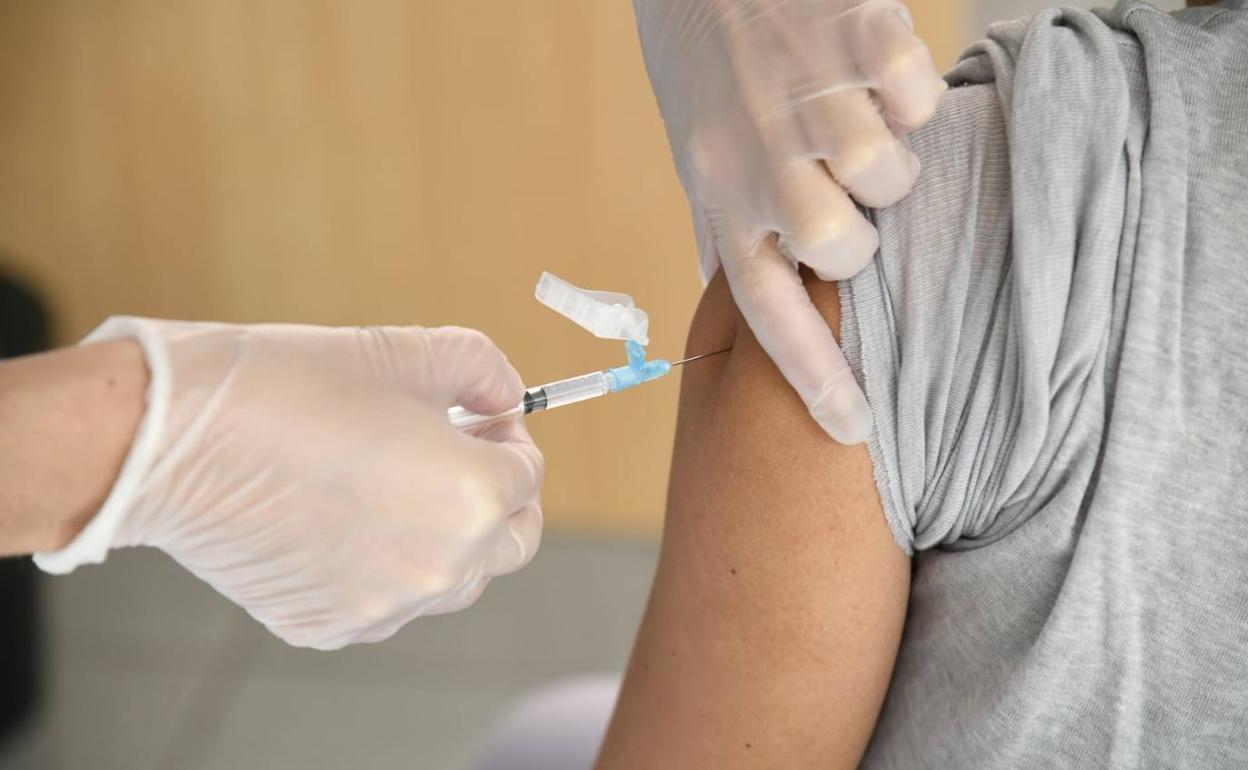 Imagen de la vacunación de un sanitario este lunes