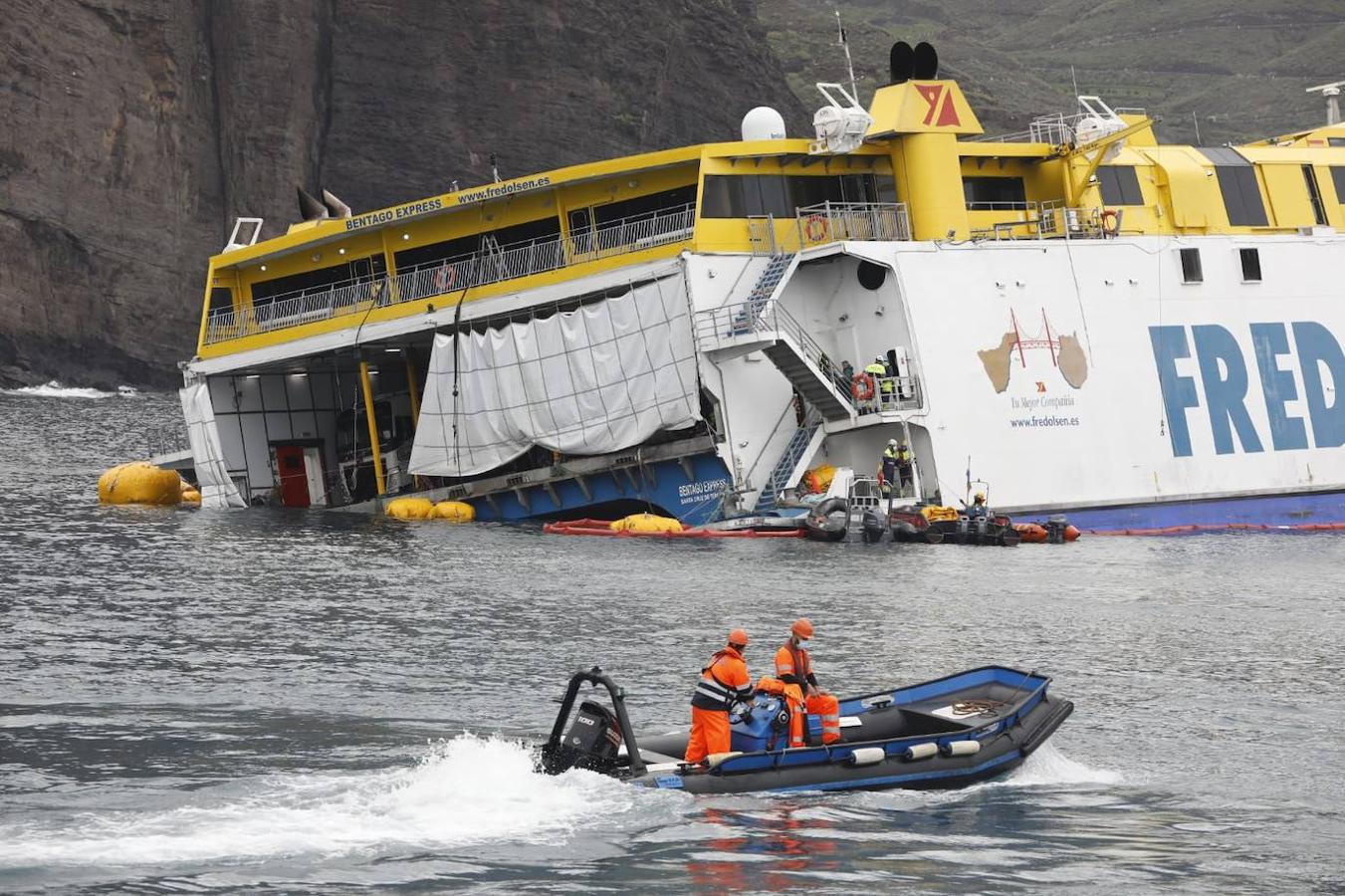 Fotos: Así está el ferri encallado en Agaete